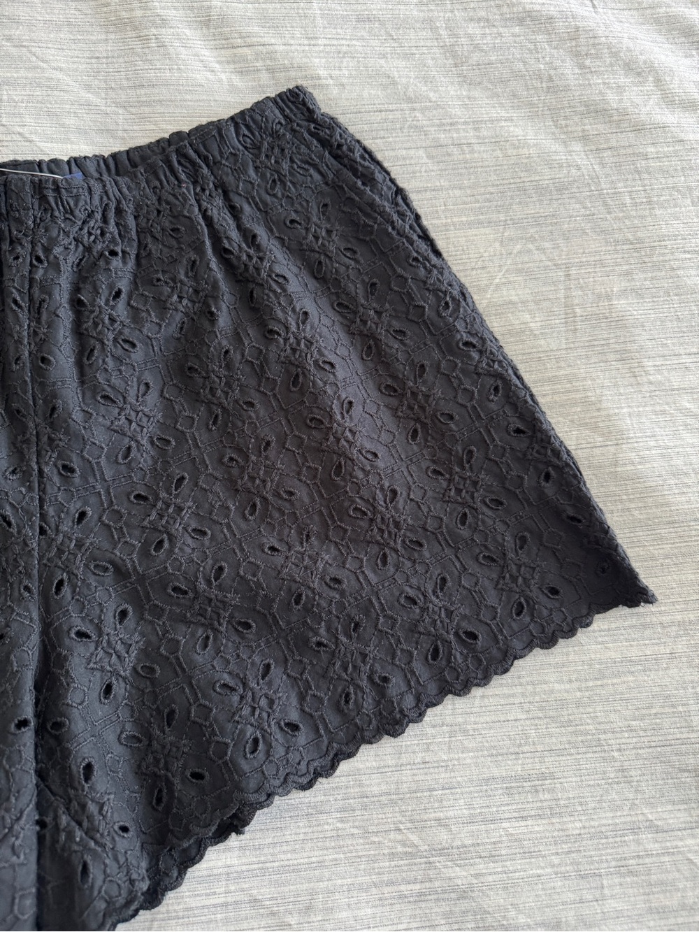 NWT Gap Black Eyelet Elastic Waist Shorts - Picture 2 of 3